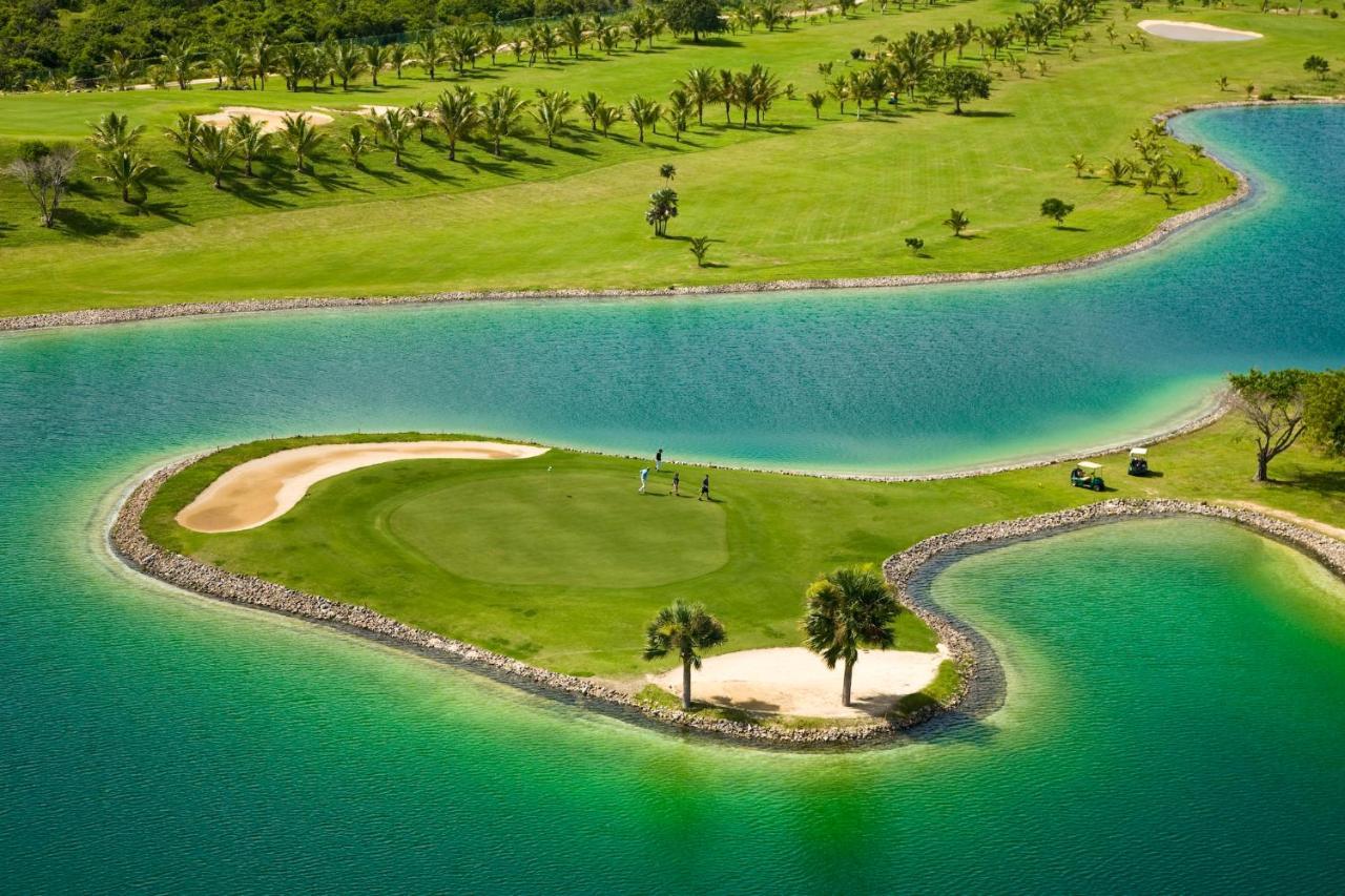 加泰罗尼亚皇家巴瓦罗酒店 - 全包 - 仅限成人 蓬塔卡纳 外观 照片 Golf course at Jumeirah Islands