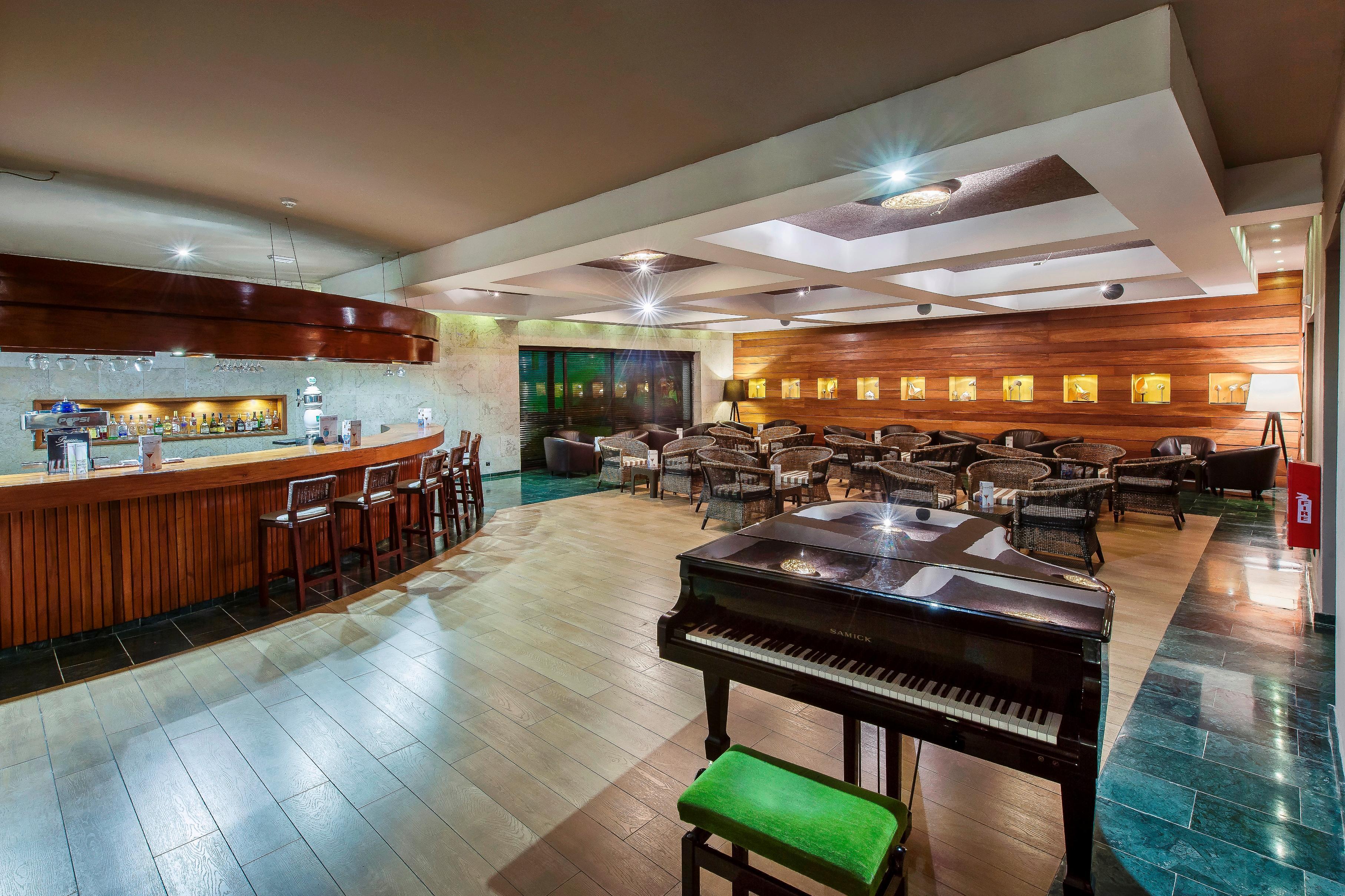 加泰罗尼亚皇家巴瓦罗酒店 - 全包 - 仅限成人 蓬塔卡纳 外观 照片 The lounge at the airport