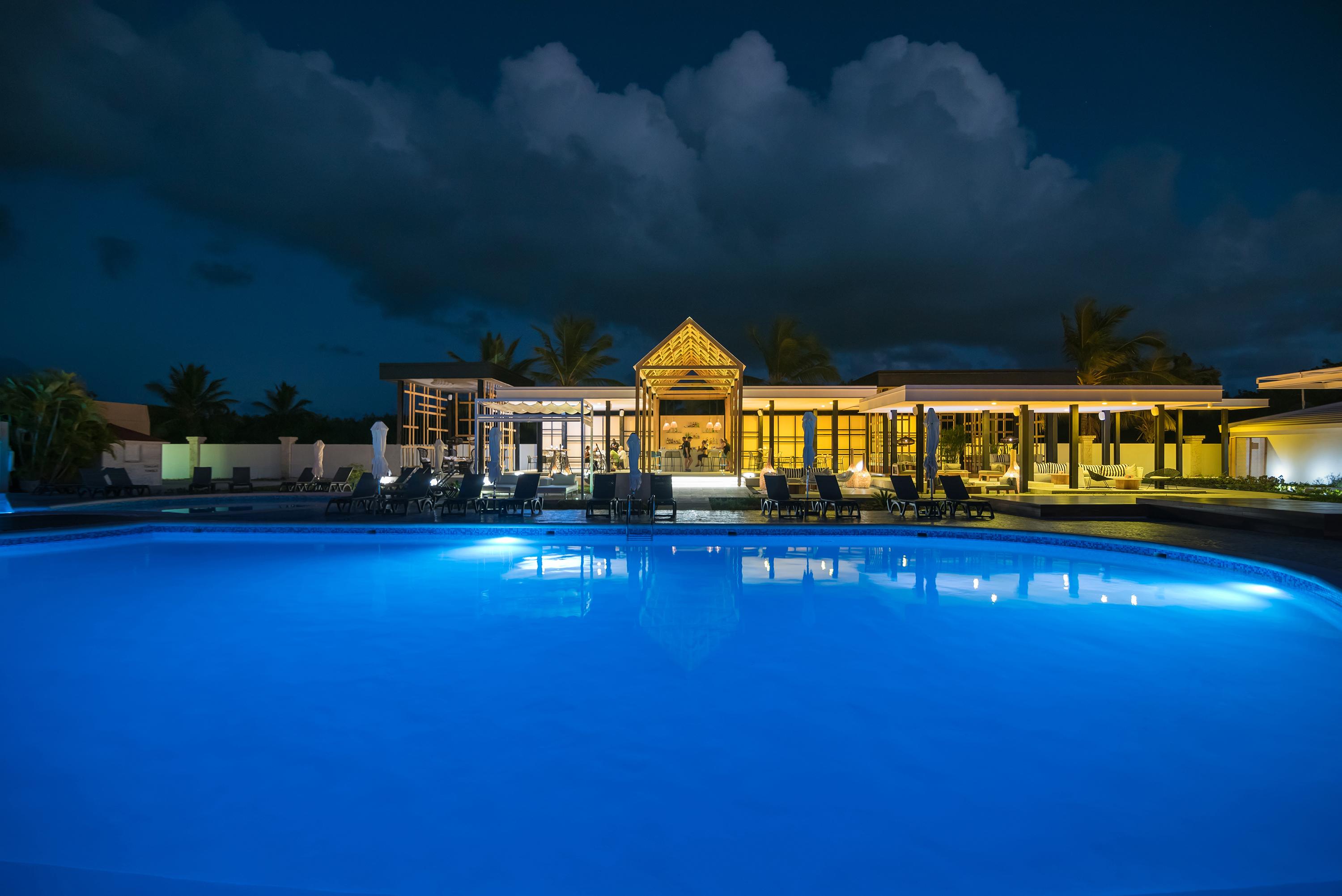 加泰罗尼亚皇家巴瓦罗酒店 - 全包 - 仅限成人 蓬塔卡纳 外观 照片 The resort at night