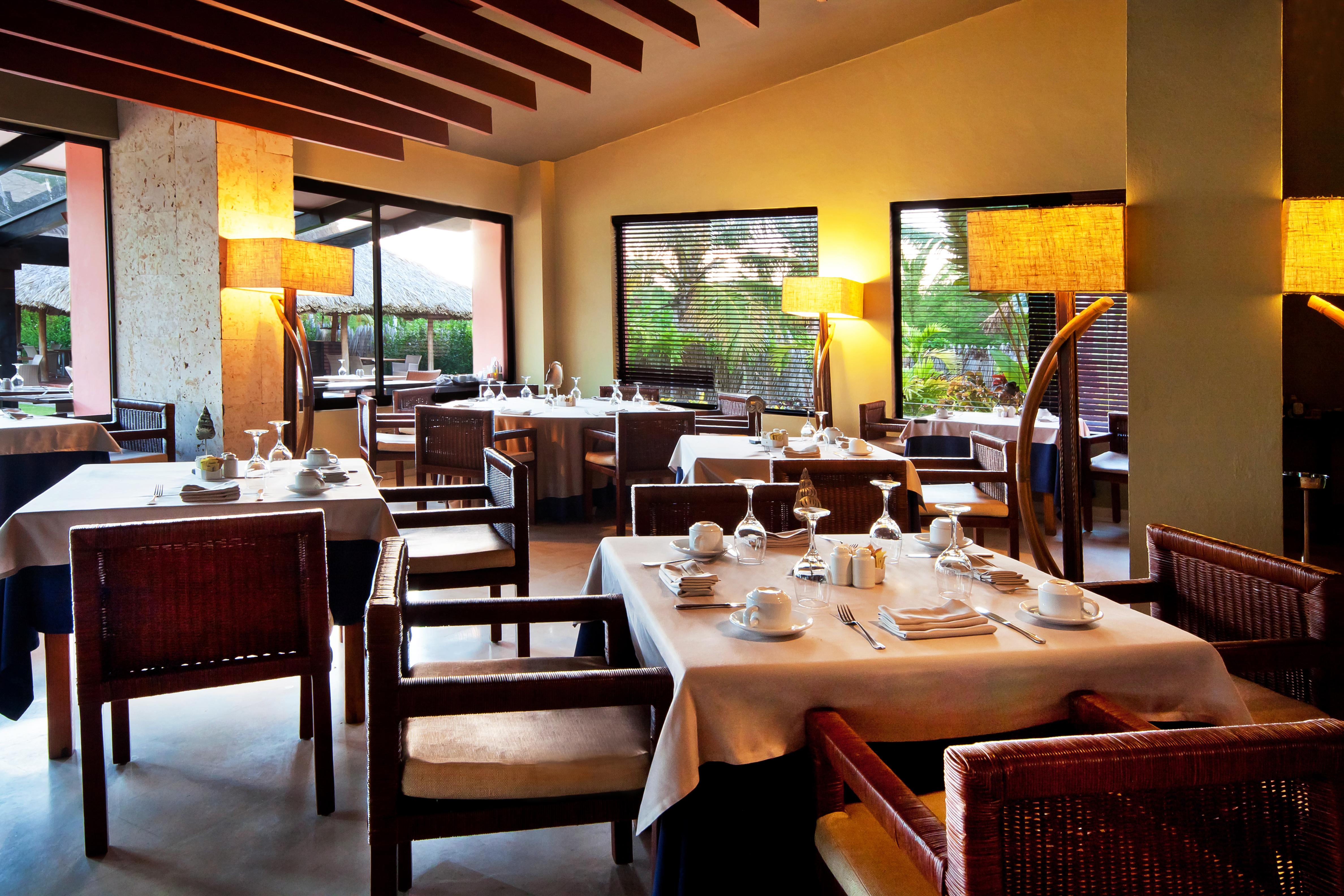 加泰罗尼亚皇家巴瓦罗酒店 - 全包 - 仅限成人 蓬塔卡纳 外观 照片 Restaurant at the hotel