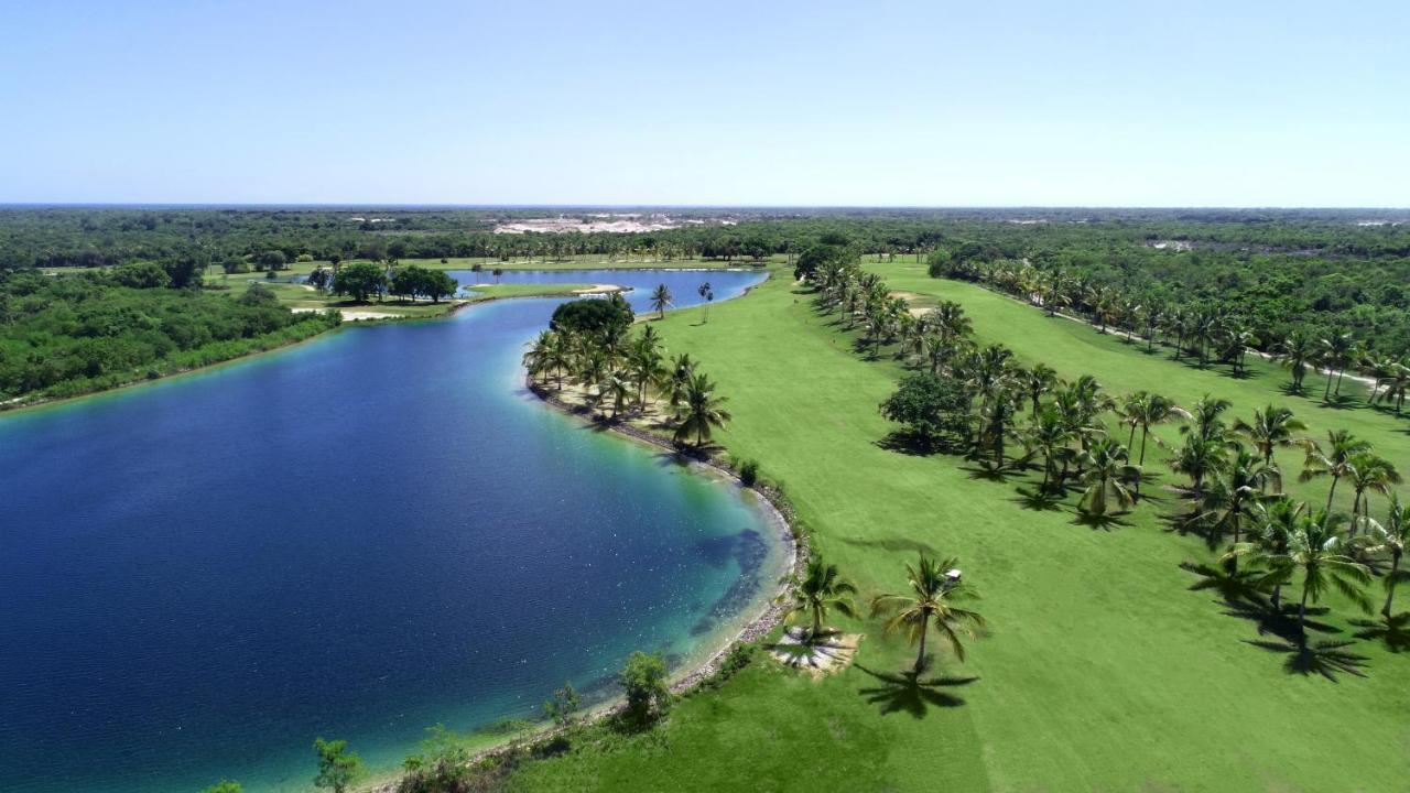 加泰罗尼亚皇家巴瓦罗酒店 - 全包 - 仅限成人 蓬塔卡纳 外观 照片 Aerial view of the golf course